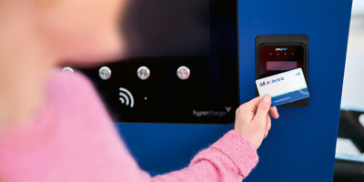 Femme scan sa carte Q8 electric