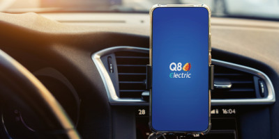 Téléphone sur le tableau de bord avec appli Q8 electric 